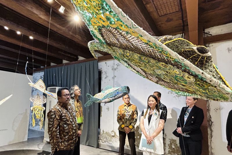 Wakil Gubernur Jakarta Rano Karno saat melihat pameran “Ghost Nets, Awakening The Drifting Giants” di Museum Bahari, Jakarta, Kamis (20/3/2025). (ANTARA/Kuntum Riswan)