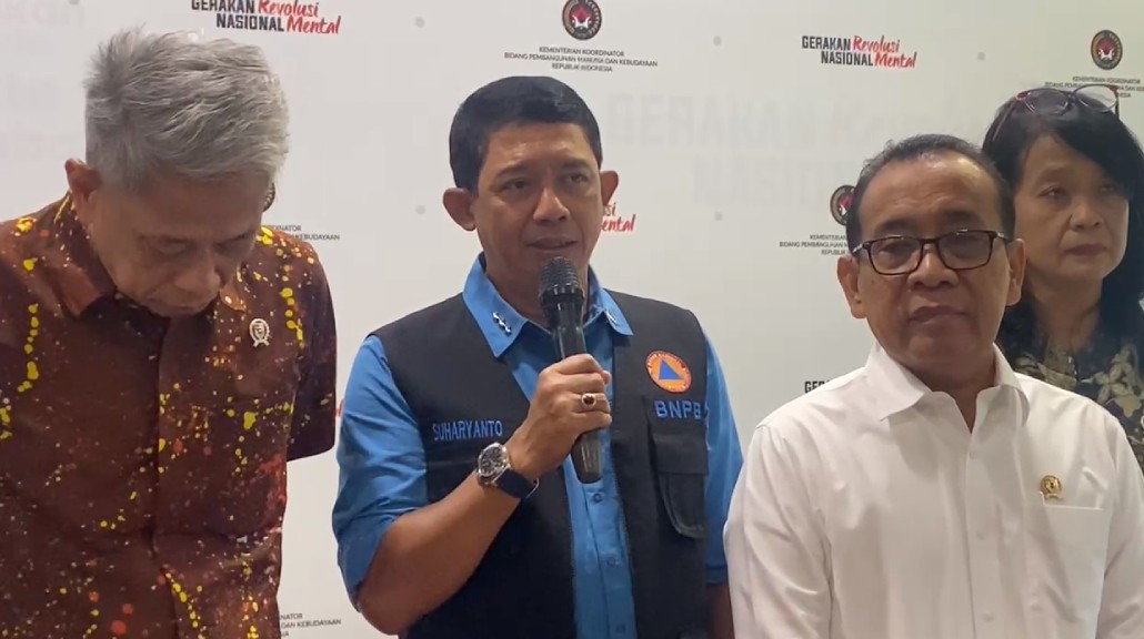 Kepala Badan Nasional Penanggulangan Bencana (BNPB), Mayjen Suharyanto. (tengah). (foto: Fakta.com/Yasmina Shofa)