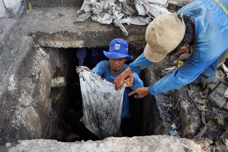 Ilustrasi - Petugas Dinas Tata Air Pemprov Jakarta membersihkan gorong-gorong dari sampah dan lumpur di Gunung Sahari Utara, Jakarta, Senin (3/3/2025). ANTARA FOTO/Ferlian Septa Wahyusa/Adm/Spt.
