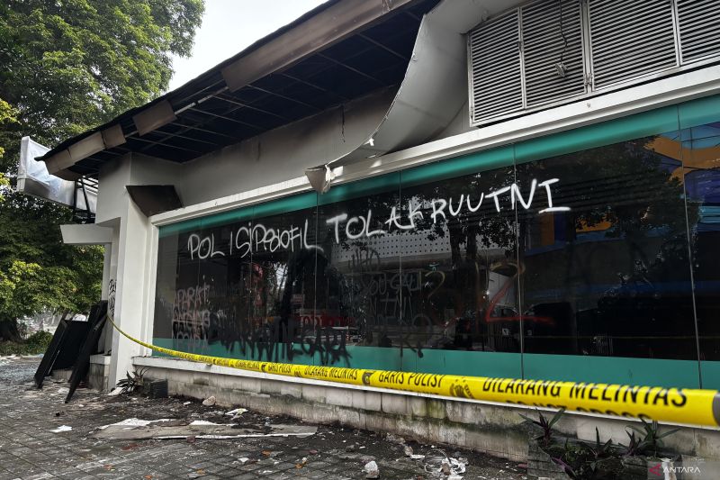 Situasi bangunan milik Hana Bank yang hangus terbakar oleh massa di Kota Bandung, Jawa Barat, Sabtu (22/3/2025). ANTARA/Rubby Jovan