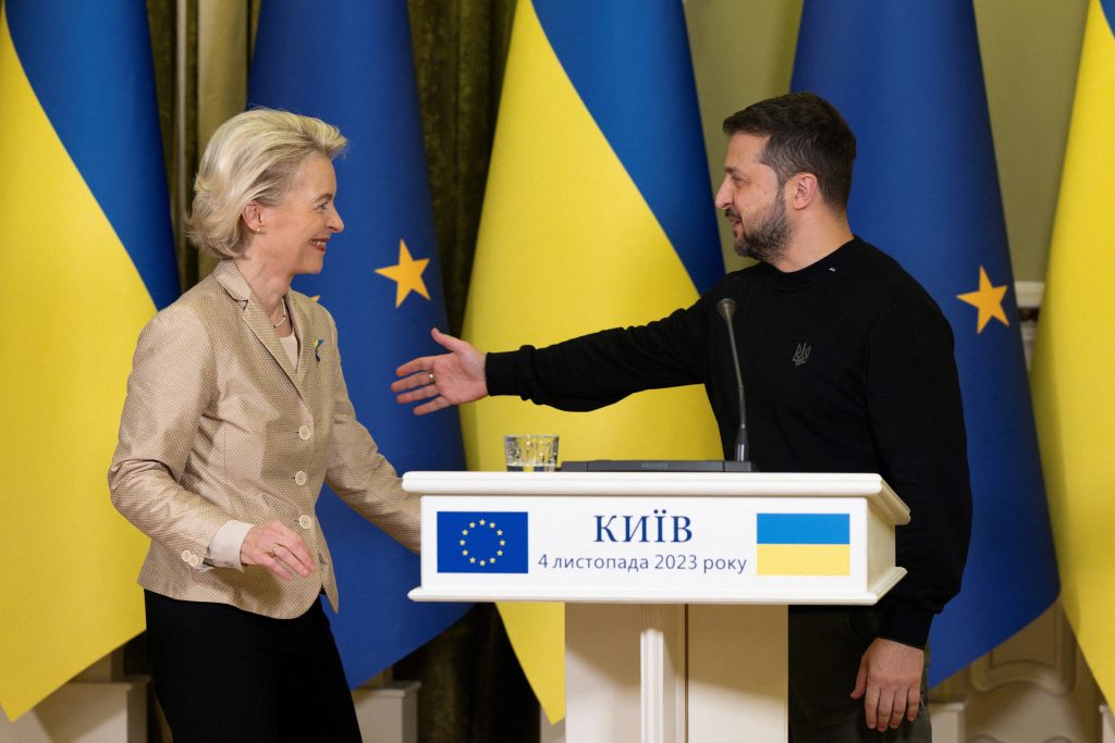 Presiden Komisi Uni Eropa Ursula von der Leyen dan Presiden Ukraina Volodymyr Zelenskyy. Foto: Atlantic Council
