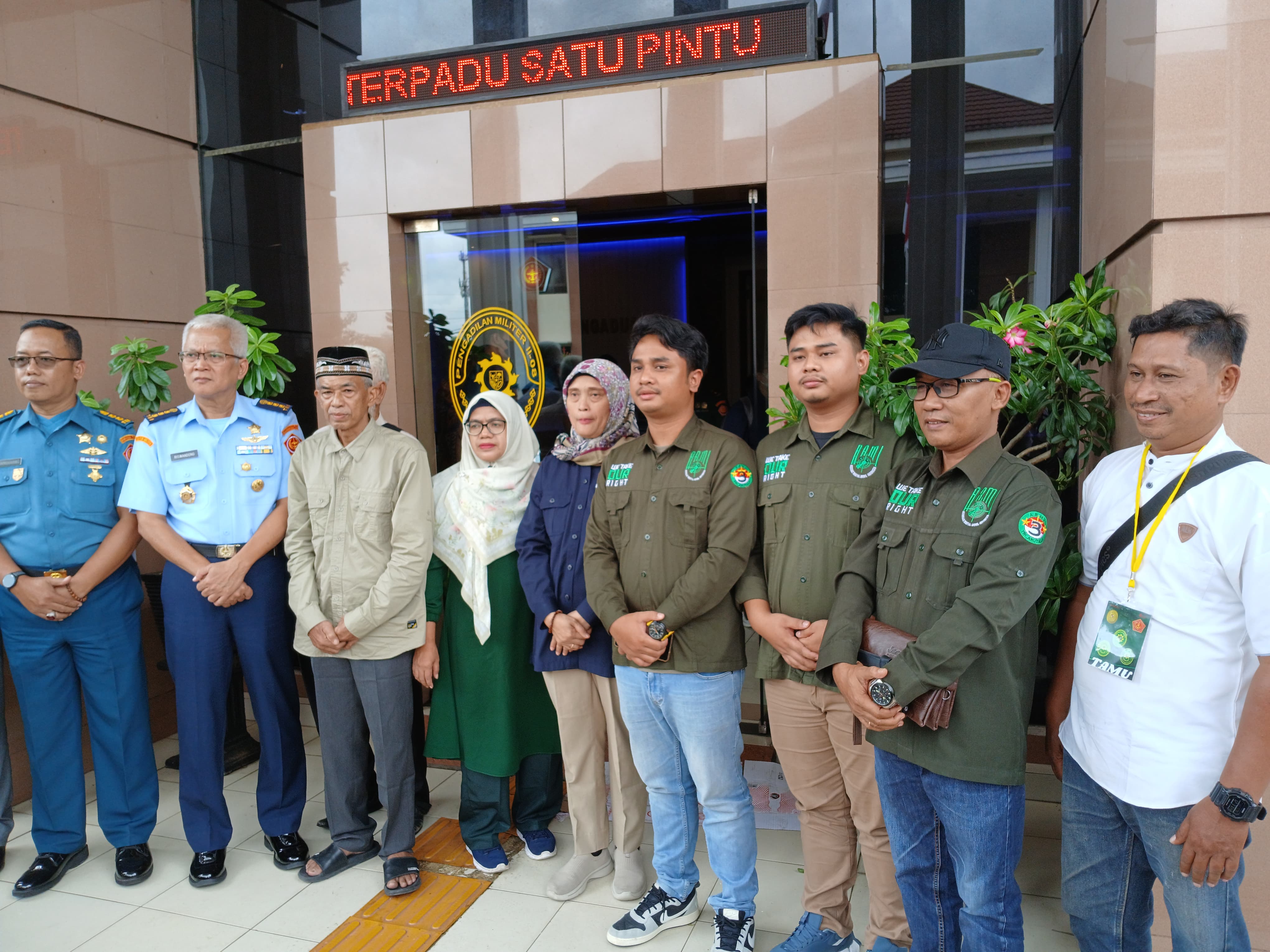 Dua anak pemilik rental mobil usai menghadiri sidang vonis di Pengadilan Militer, Jakarta, Selasa (25/3/2025). (Fakta.com/Dhia Oktoriza)
