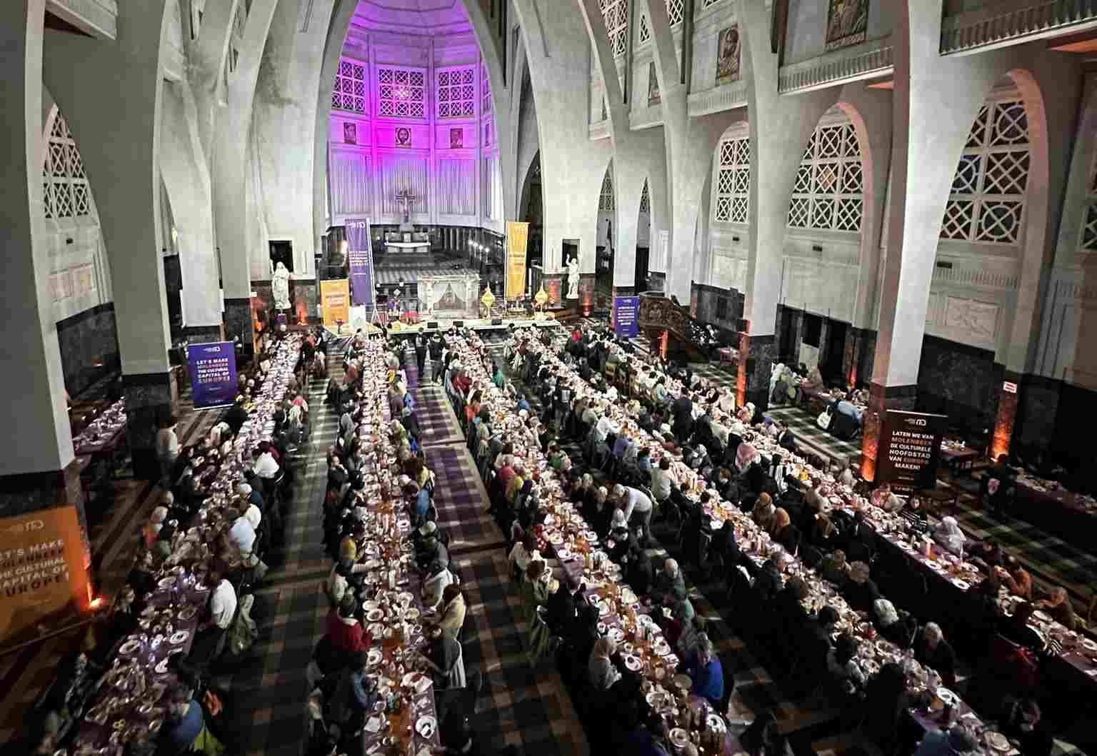 Ratusan orang berkumpul di Gereja Saint-Jean-Baptiste, Brussels, Belgia, untuk mengikuti acara buka puasa bersama, Minggu (23/3/2025). Foto: Istimewa