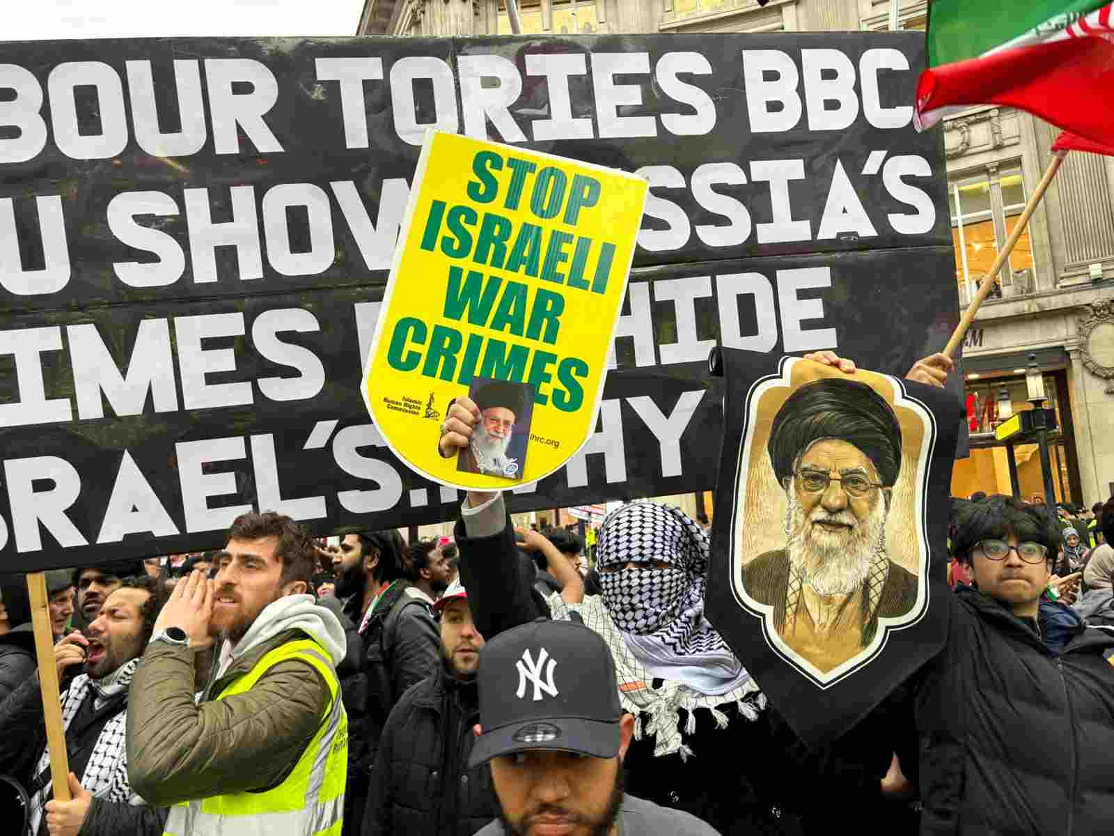 Sekelompok orang melakukan unjuk rasa damai untuk merayakan Hari Quds Sedunia di London, Inggris, Senin (24/3/2025). Foto: Istimewa