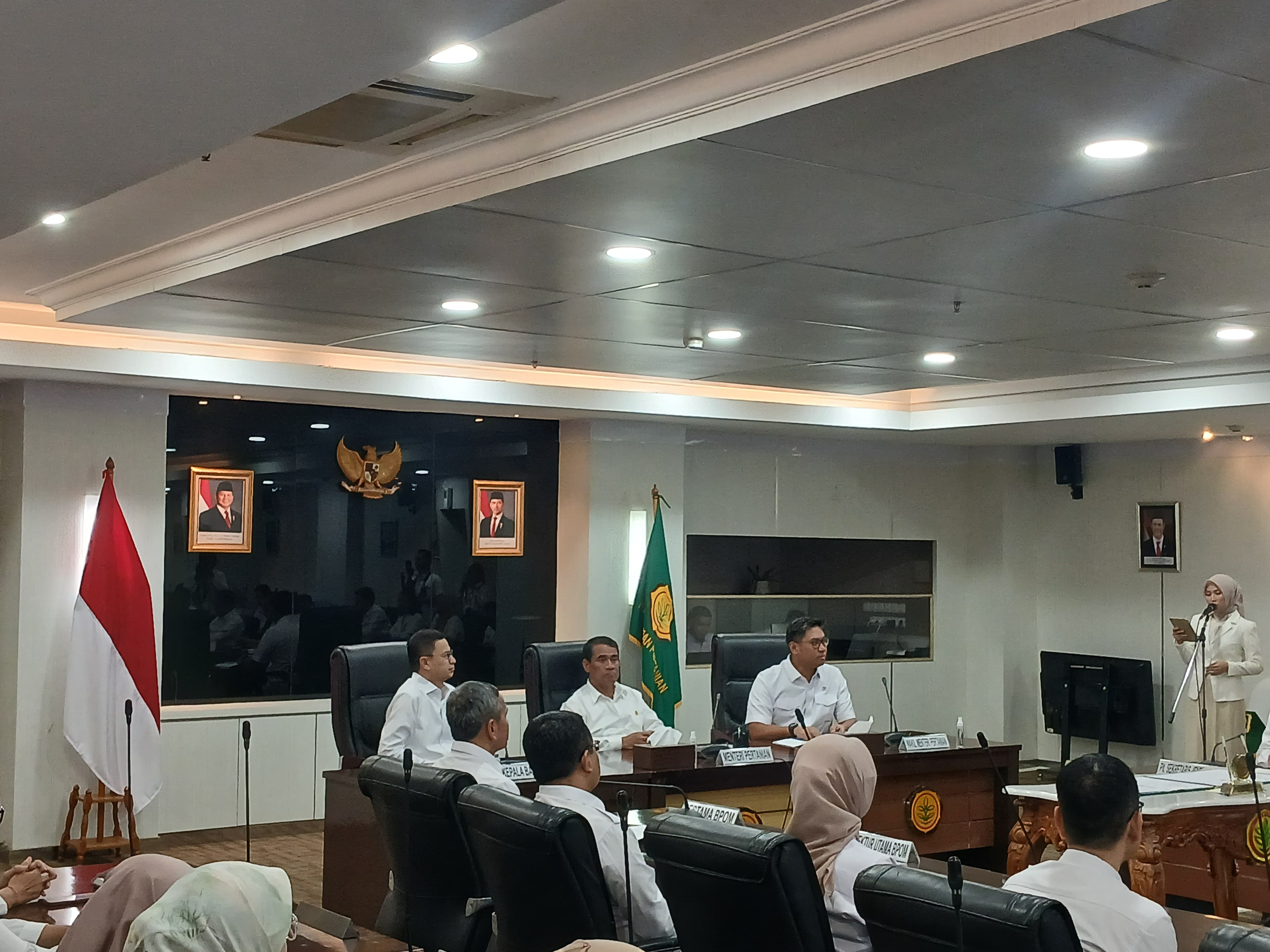 Menteri Pertanian Andi Amran Sulaiman rapat bersama BPOM di Kementan, Jakarta, Rabu (26/3/2025). (Fakta.com/Muhammad Azka Syafrizal)