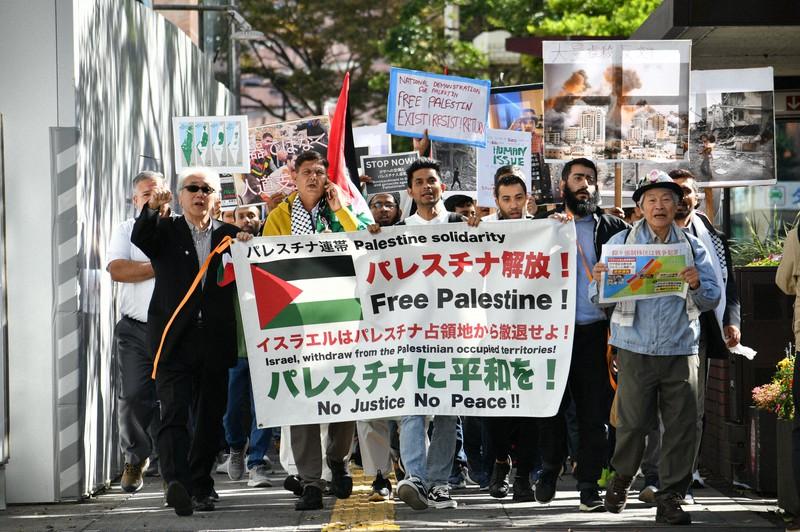 Sekelompok warga Distrik Chuo, Kota Fukuoka, Jepang, menyerukan perdamaian di Gaza pada 22 Oktober 2023. (Mainichi/Kohei Shimizu)