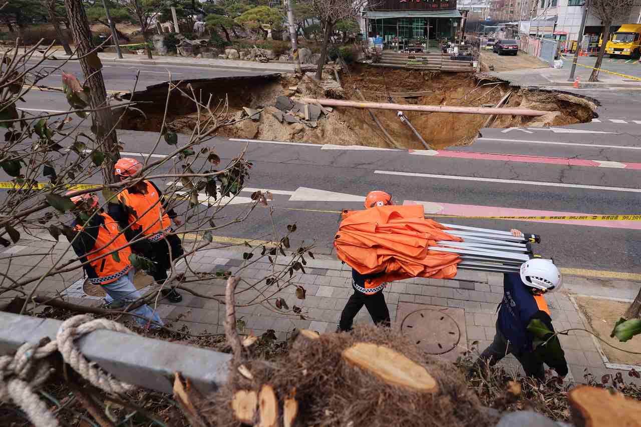 Sebuah lubang (sinkhole) dengan lebar 20 meter dan kedalaman 18 meter terbentuk pada Senin (24/3/2025), di Gangdong-gu, Seoul timur. (Yonhap)