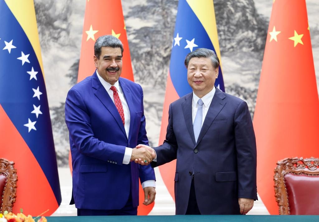 Presiden Tiongkok Xi Jinping (kanan) menerima Presiden Venezuela Nicolas Maduro di Beijing, China, 13 September 2023. (Xinhua/Liu Bin)