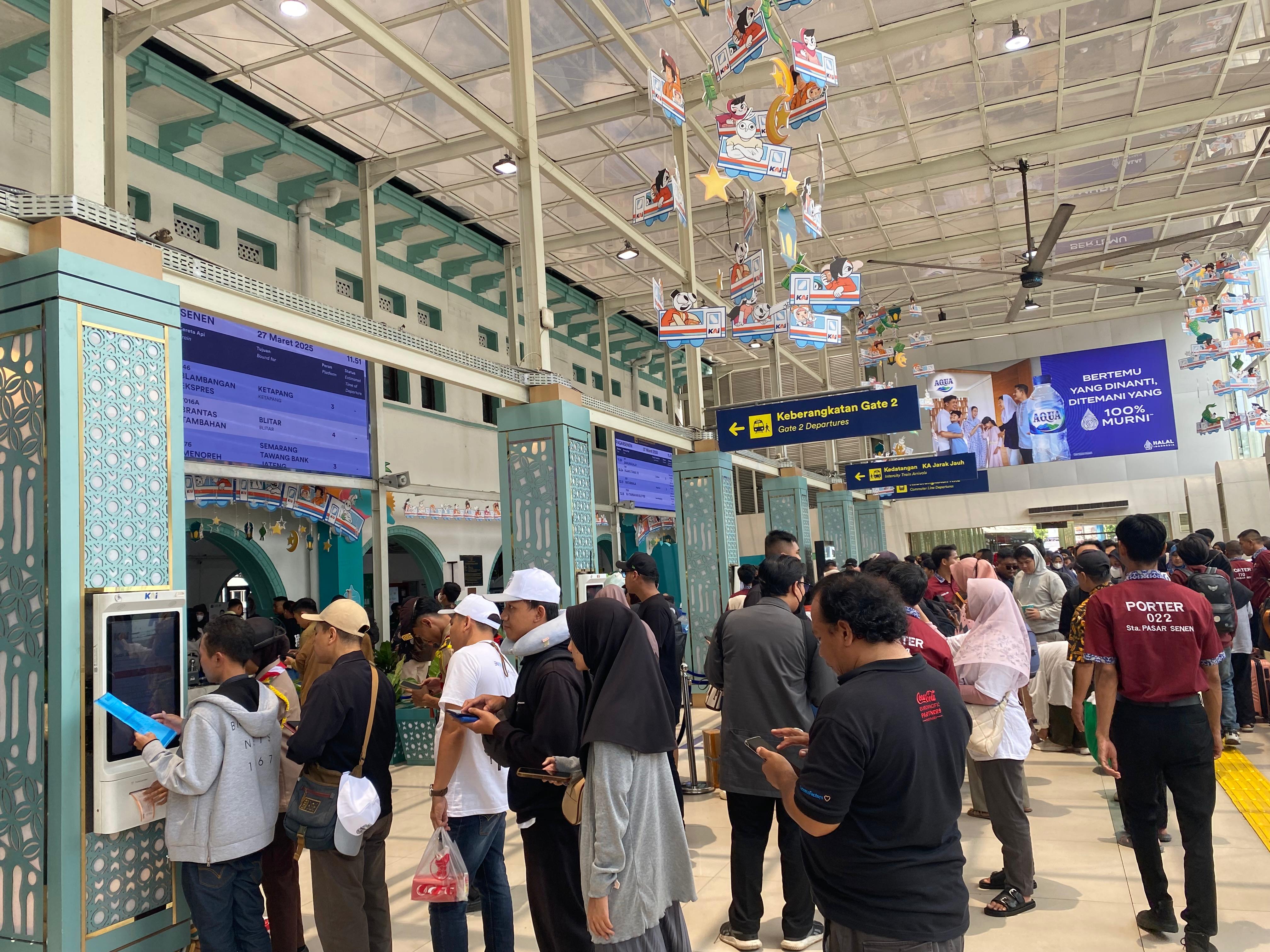 Masyarakat siap mudik lebaran 2025 memadati Stasiun Senen, Jakarta, Kamis (27/3/2025). (Fakta.com/Trian Wibowo)