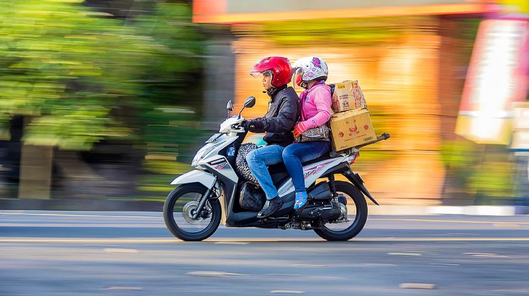 Ilustrasi mudik dengna motor. (foto: Wikipedia)