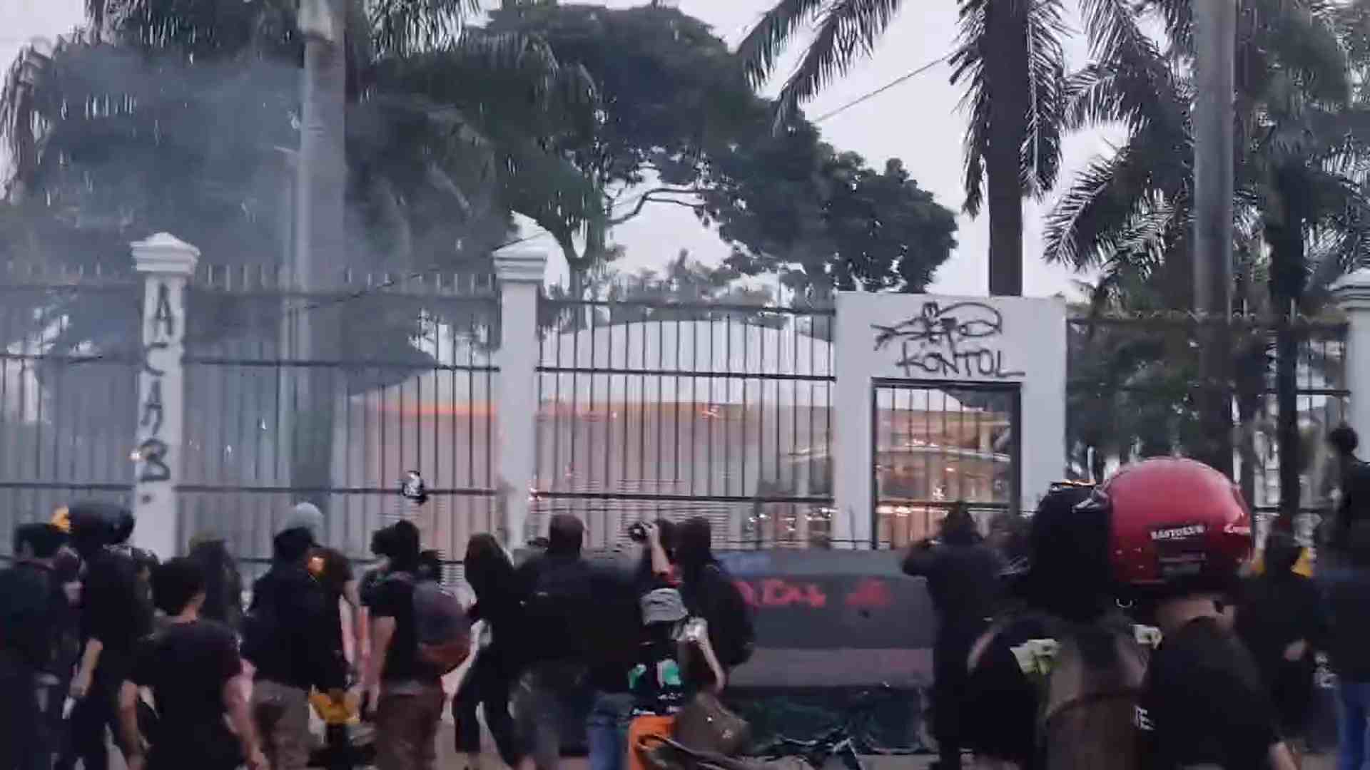 Pos polisi di Gedung DPR jadi sasasaran petasan demonstran, Jakarta, Kamis (27/3/2025). (Fakta.com/Dewi Yugi Arti)