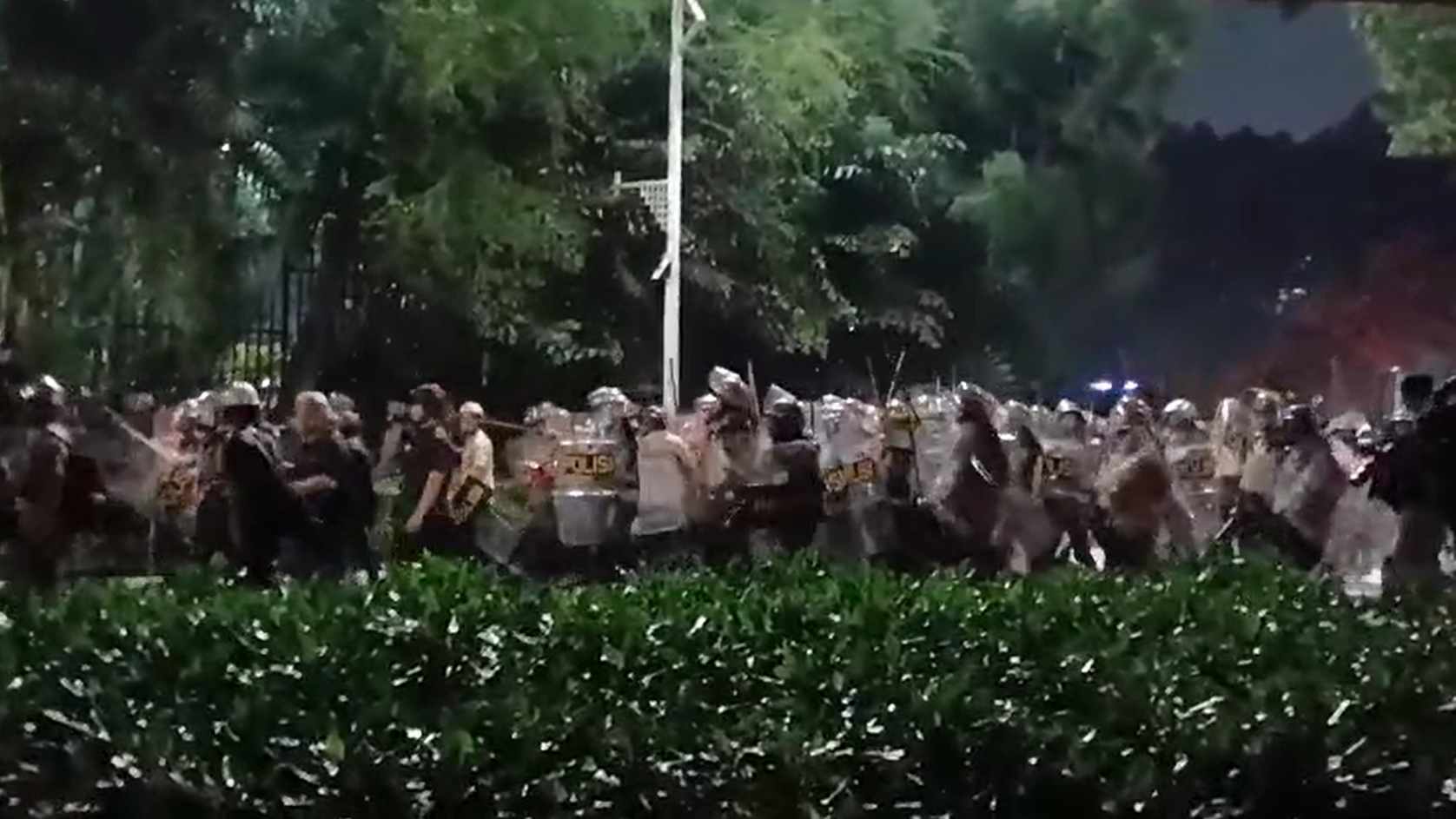 Aparat membubarkan demo tolak RUU TNI di sekitar Gedung DPR, Jakarta, Kamis (27/3/2025). (Fakta.com/Dewi Yugi Arti)