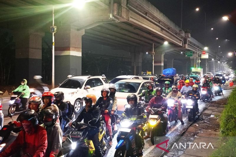 Kepadatan lalu lintas jalur mudik menuju pantura di Jalan Raya Kalimalang, Duren Sawit, Jakarta Timur, Kamis (27/3/2025). ANTARA/Siti Nurhaliza/aa