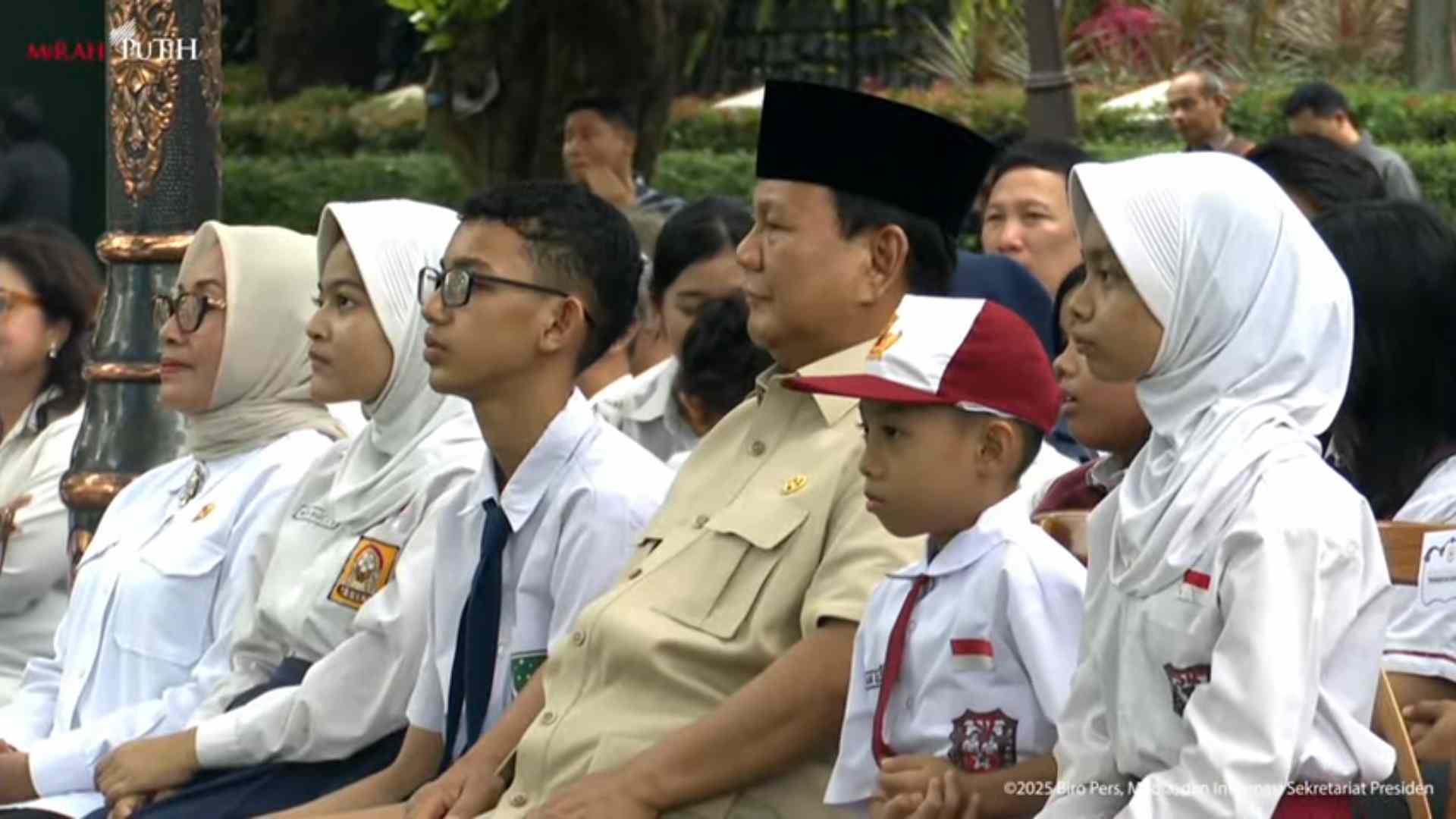 Presiden Prabowo Subianto meresmikan PP pembatasan usia pengguna medsos, Istana Kepresidenan Jakarta, Jumat (28/3/2025). (Tangkapan layar YouTube Sekretariat Presiden)