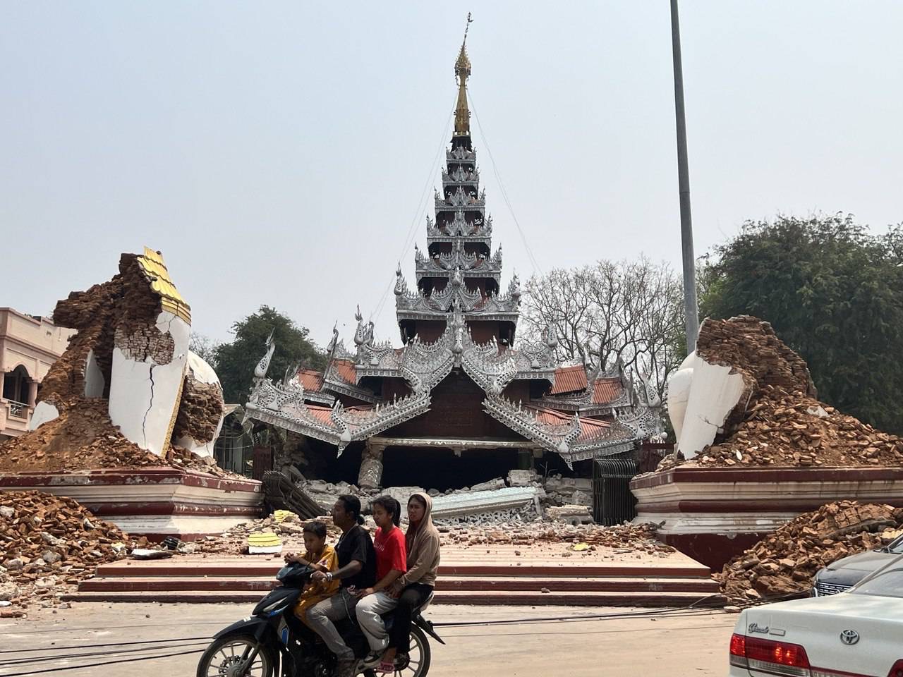 Reruntuhan sebuah kuil Budha di Mandalay, Myanmar, usai gempa 7,7 Magnitudo mengguncang daerah itu, Jumat (28/3/2025). Foto: MyanmarNow