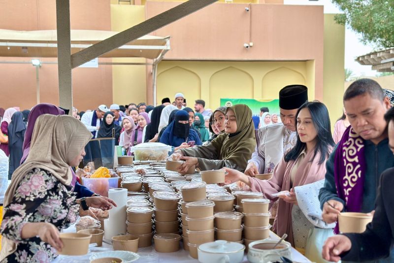 Kedutaan Besar RI (KBRI) Riyadh menyelenggarakan salat Idulfitri dan halal bihalal 2025 di gedung KBRI Riyadh, Minggu (30/3/2025). (ANTARA/HO-KBRI Riyadh)