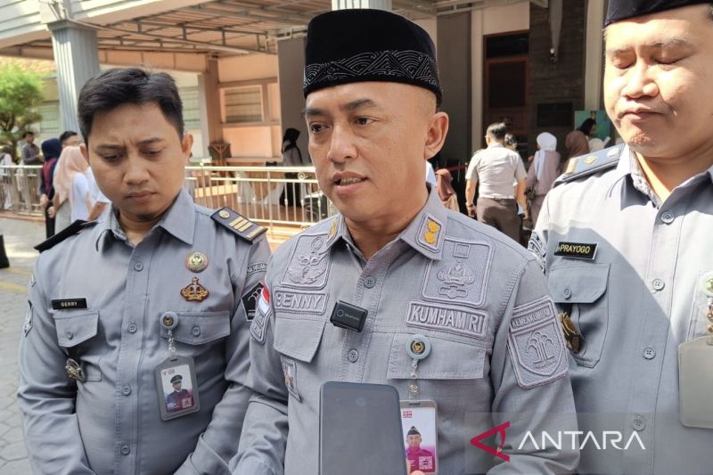 Kepala Bagian Tata Usaha Lapas Sukamiskin Benny Muhammad Saifullah saat memberikan keterangan di Kota Bandung, Jawa Barat, Senin (31/3/2025). (ANTARA/Rubby Jovan)