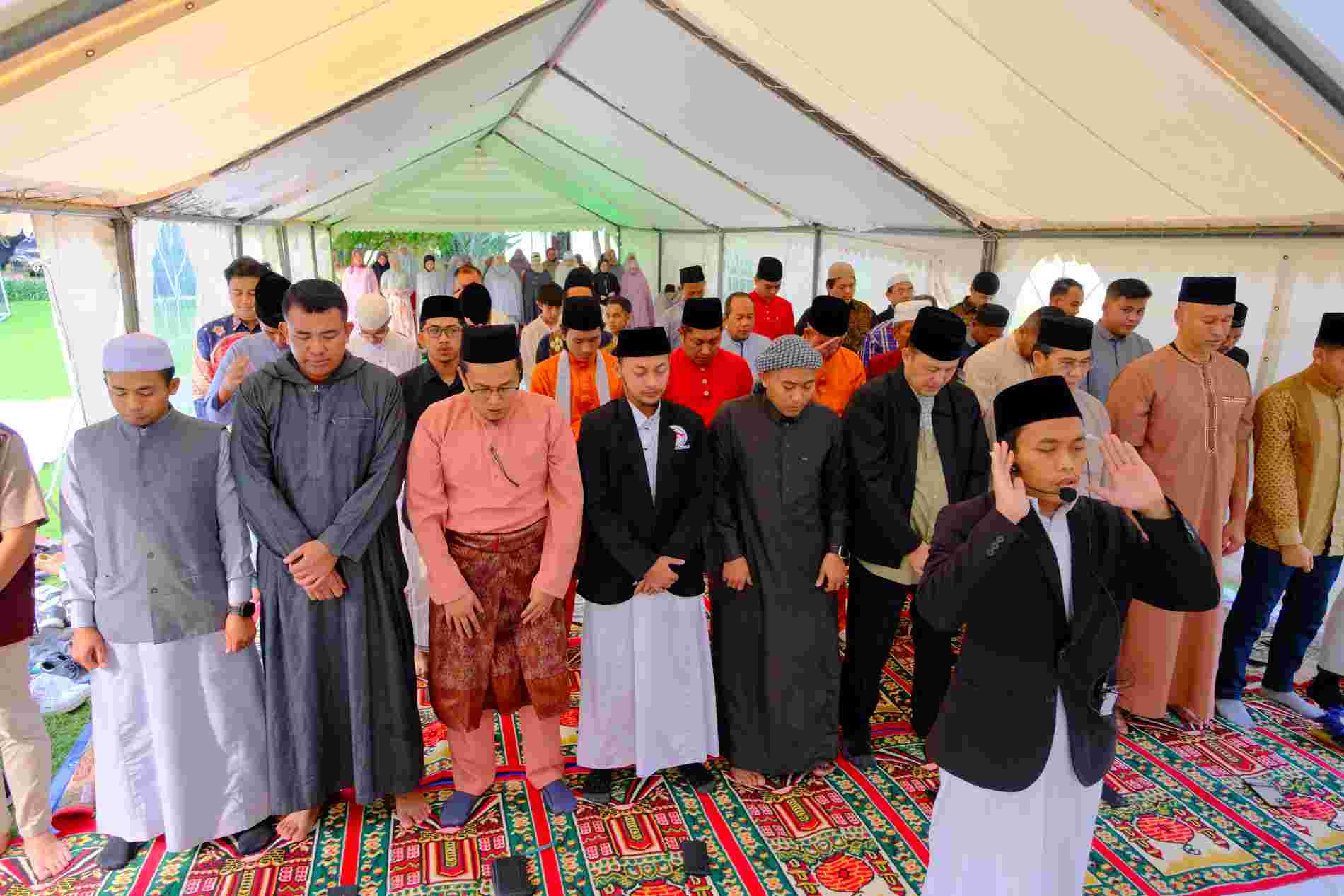 Staf KBRI bersama WNI dan sejumlah tamu dari negara sahabat menunaikan salat Idulfitri 1446 H, Senin (31/3/2025) di KBRI Pretoria, Afrika Selatan. Foto; Dok. KBRI Pretoria