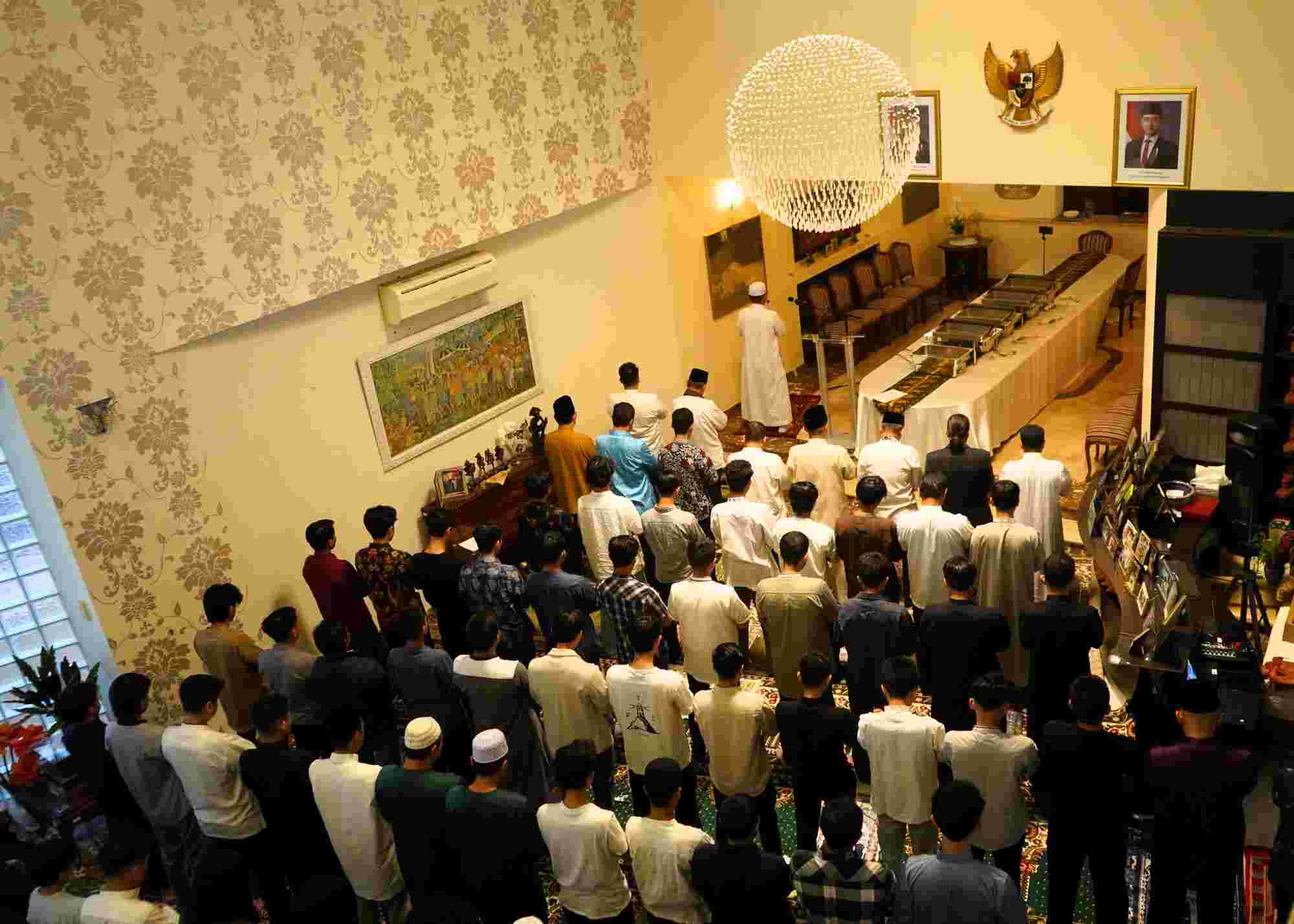 WNI mengadakan salat Idulfitri dan halal bihalal bersama masyarakat Indonesia di KBRI Bucharest, Rumania, Minggu (30/3/2025). Foto: KBRI Bucharest