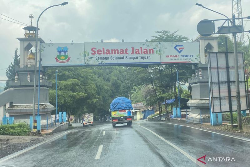 Sejumlah kendaraan melintas di jalan utama perbatasan Bandung-Garut di Kabupaten Garut, Jawa Barat, Jumat (4/4/2025). ANTARA/Feri Purnama