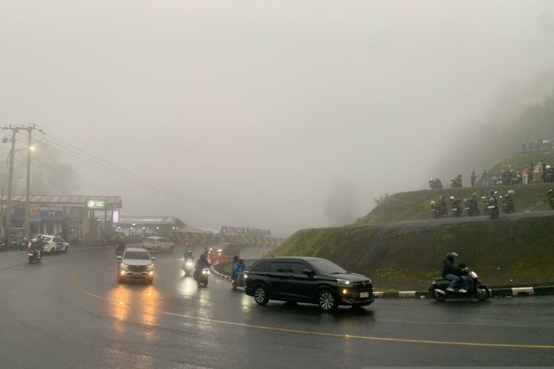 Jalur Puncak, Cianjur, Jawa Barat, ramai lancar dari kedua arah namun pengendara diminta hati-hati dan waspada karena hujan dan kabut tebal melanda kawasan tersebut, Sabtu (5/4/2025).(ANTARA/Ahmad Fikri).