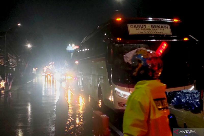 Polisi melakukan pengaturan arus lalu lintas kendaraan di wilayah Sigobing, Kabupaten Garut, Jawa Barat, Sabtu (5/4/2025). (ANTARA/Feri Purnama)