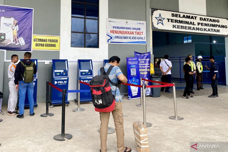 Pelayanan digital check-in di Pelabuhan Persada 99 yang melayani PT Pelni Batam. ANTARA/Amandine Nadja