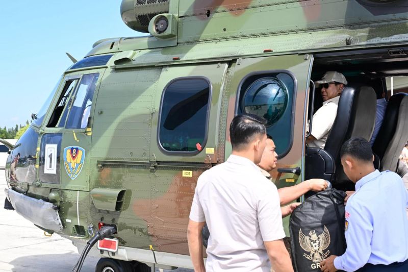 Presiden Prabowo Subianto saat bersiap bertolak menuju Kabupaten Majalengka, Jawa Barat, Senin (7/4/2025). (ANTARA/HO-Biro Pers Sekretariat Presiden)