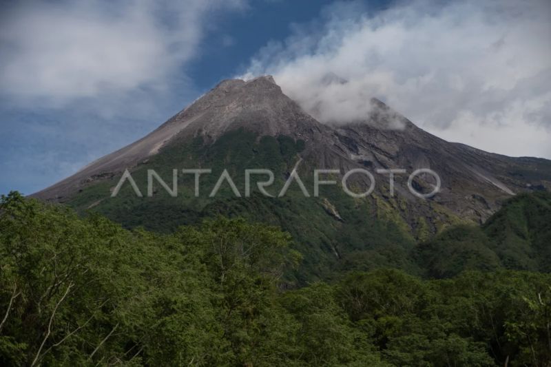 Asap solfatara keluar dari kubah lava Gunung Merapi terlihat dari Cangkringan, Sleman, DI Yogyakarta, Jumat (3/1/2025). ANTARA FOTO/Hendra Nurdiyansyah/aww.