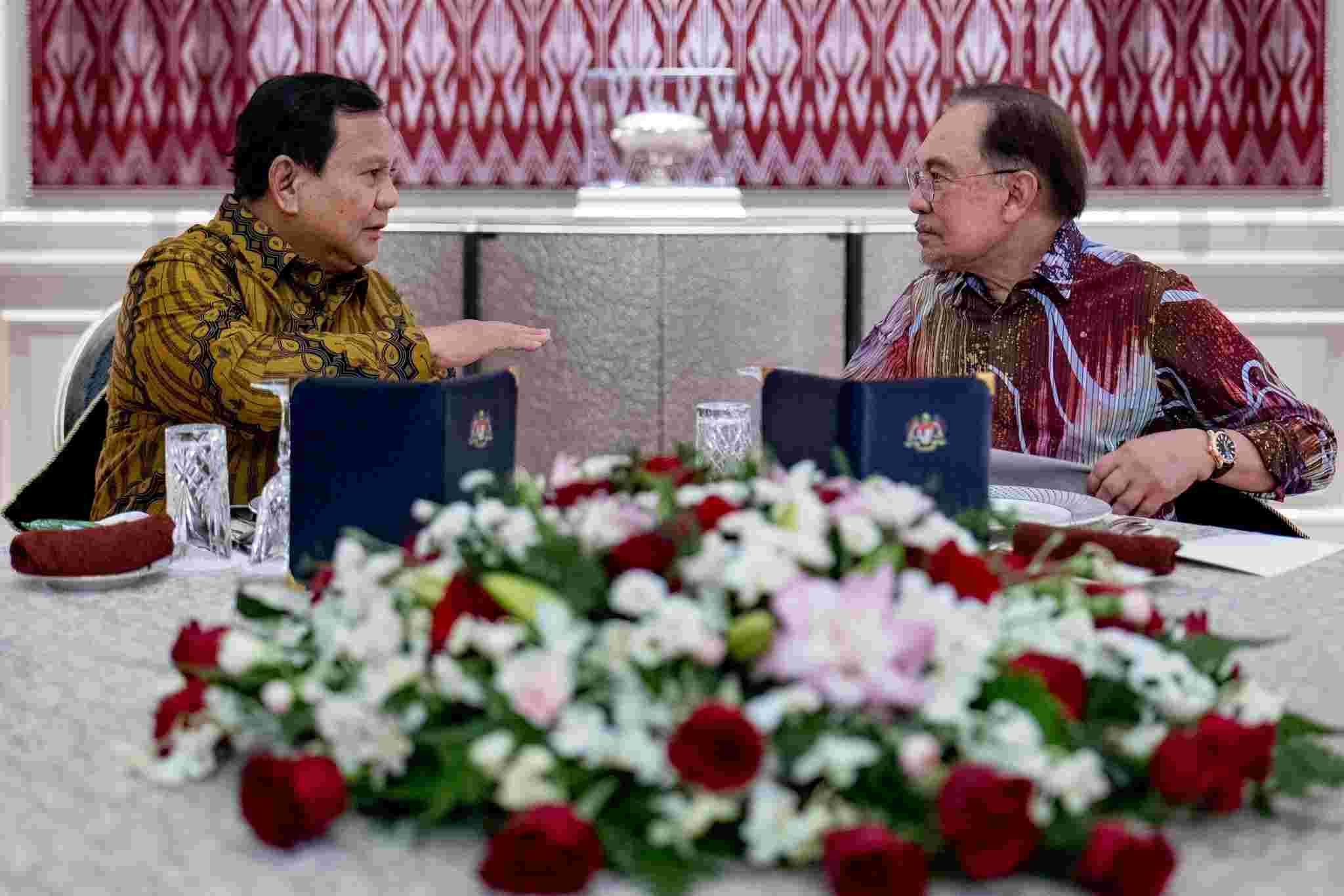 Presiden RI, Prabowo Subianto, melakukan kunjungan silaturahmi ke Malaysia untuk menemui Perdana Menteri Malaysia, Anwar Ibrahim, Minggu (6/4/2025). Foto: X.com/anwaribrahim