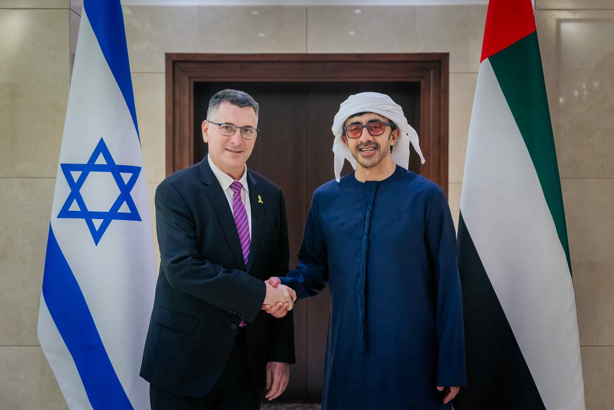 Menlu UEA, Sheikh Abdullah bin Zayed Al Nahyan, bertemu Menteri Luar Negeri Israel, Gideon Saar, di Abu Dhabi, Minggu (6/4/2025). Foto: x.com/OFMUAE