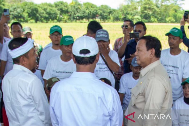 Gubernur Jawa Barat Dedi Mulyadi (kiri) saat mendampingi Presiden RI Prabowo Subianto (kanan) di Majalengka, Jabar, Senin (7/4/2025). (ANTARA/Fathnur Rohman)