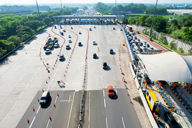 Suasana arus lalu lintas di Gerbang Tol Cikampek Utama. ANTARA/HO-Jasa Marga