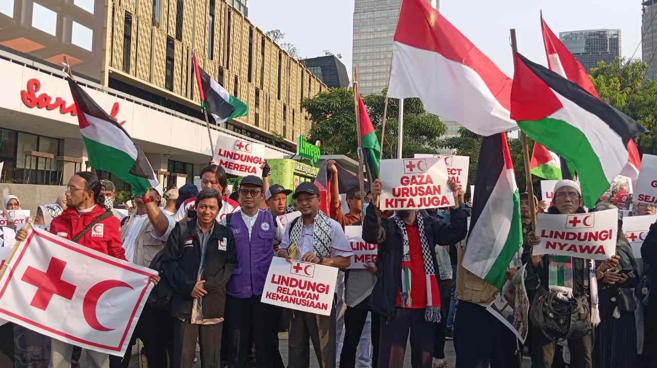 Ratusan orang, terutama tenaga kesehatan, menggelar aksi bela Palestina di depan Gedung Sarinah, Jakarta, Senin (7/4/2025). Fakta.com/Hanun Rifda