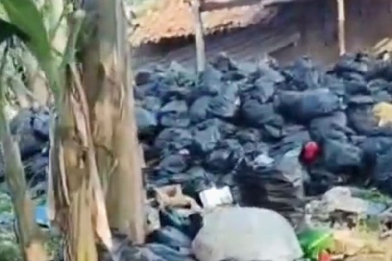 Timbunan limbah pabrik pembalut yang ditemukan di Karawang. ANTARA/HO-Tangkapan Layar Video WAG