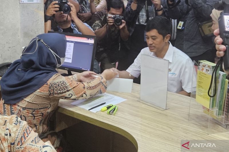Wakil Menteri Kesehatan Dante Saksono Harbuwono mengikuti Cek Kesehatan Gratis (CKG) di Puskesmas Kecamatan Kelapa Gading, Jakarta, Kamis (10/4/2025). ANTARA/Mecca Yumna
