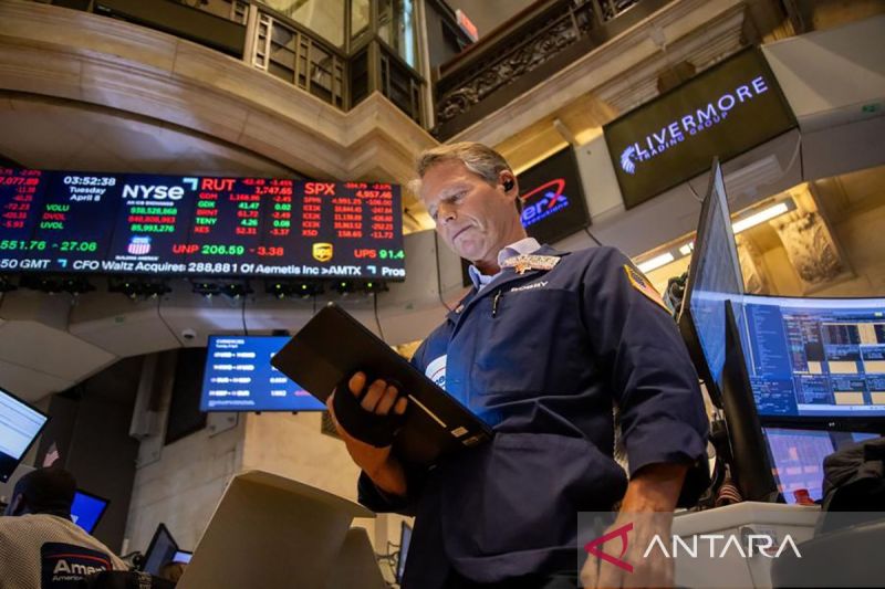 Seorang pialang bekerja di Bursa Efek New York di New York, Amerika Serikat (8/4/2025). (ANTARA/Xinhua/Michael Nagle/aa)