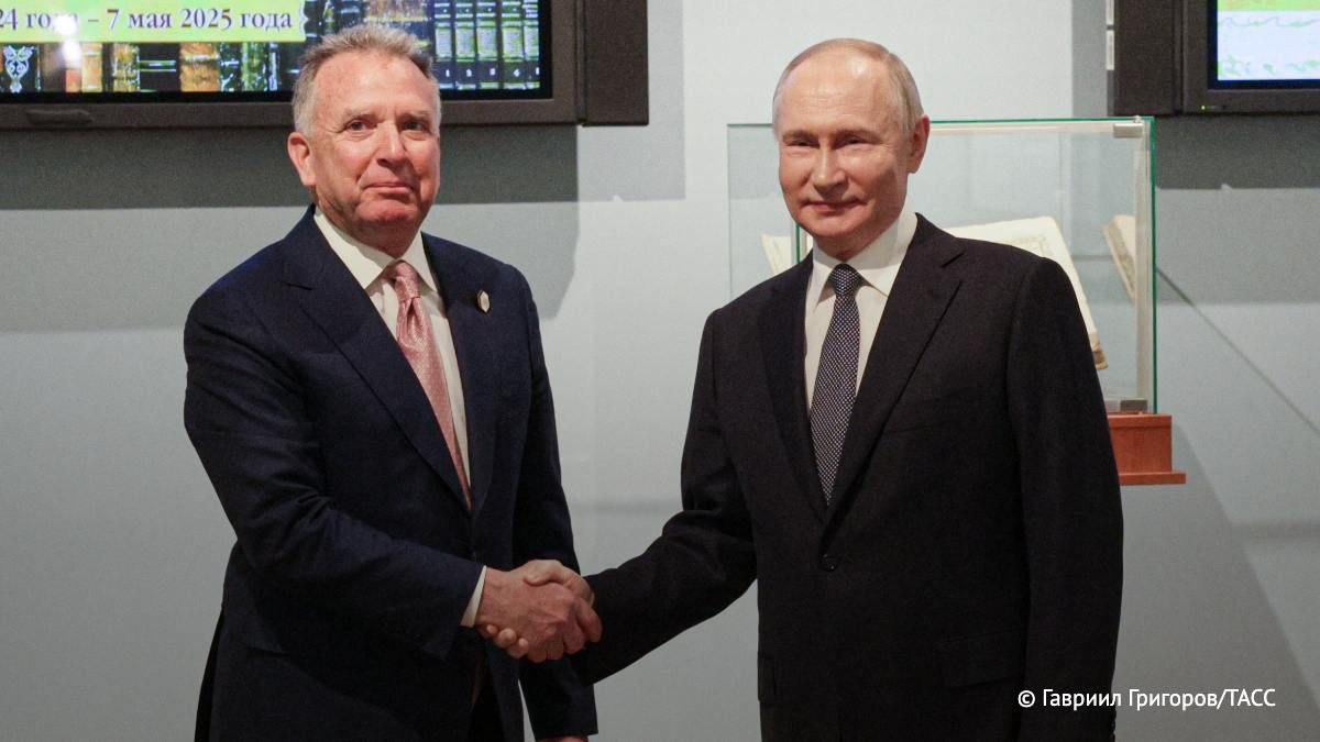 Presiden Rusia, Vladimir Putin, mengadakan pertemuan dengan Utusan Khusus Presiden AS, Steve Witkoff, di St. Petersburg, Rusia, Jumat (11/4/2025). Foto: Istimewa