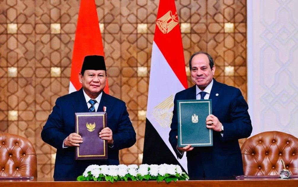 Presiden RI, Prabowo Subianto, dan Presiden Mesir, Abdel Fattah El-Sisi, menandatangani kemitraan strategis di Istana Al Ittihadiya, Kairo, Sabtu (12/4/2025). Foto: BPMI Setpres/Laily Rachev