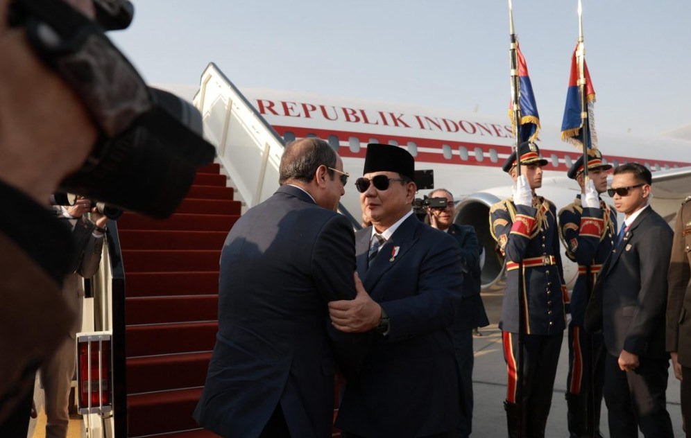Presiden Mesir, Abdel Fatah El-Sisi, mengantar langsung Presiden Prabowo ke bandara untuk keberangkatan menuju Doha, Qatar, Sabtu (12/4/2025). Foto: BPMI Setpres/Jessica