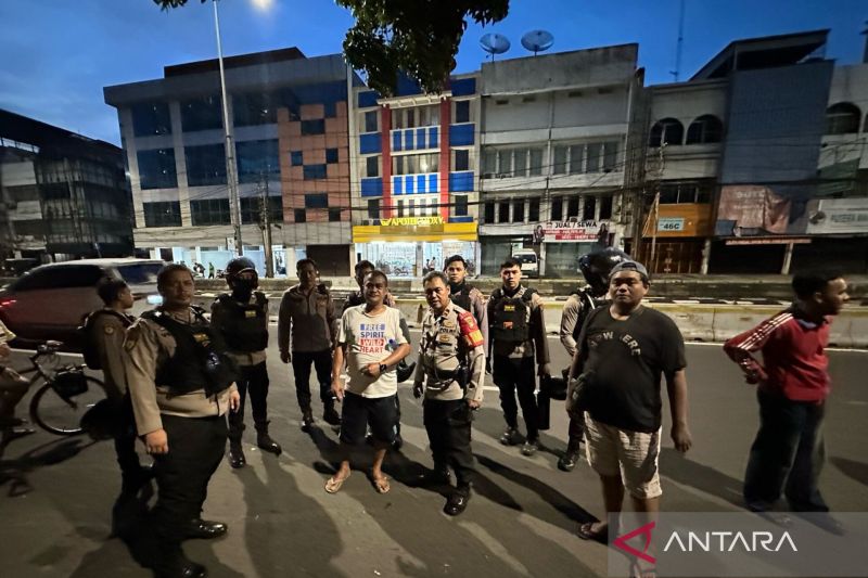 Polisi meleraikan tindakan tawuran antarwarga di Kelurahan Petojo Utara, Gambir, Jakarta Pusat, Sabtu (5/4/2025). ANTARA/HO-Polres Metro Jakarta Pusat