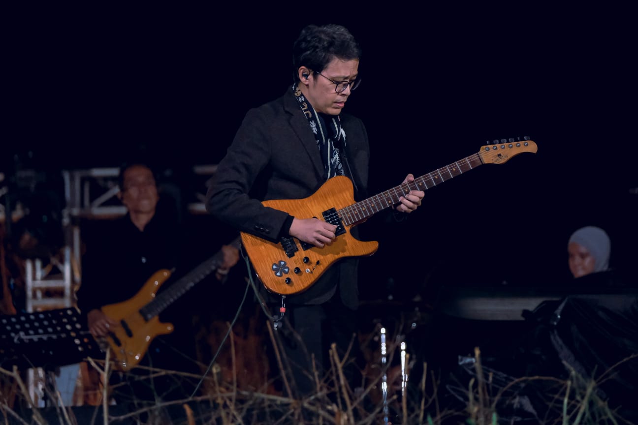 Musisi Tohpati tampil di International Golo Mori Jazz (IGMJ) 2025 di kawasan The Golo Mori, Manggarai Barat, NTT, Sabtu (12/4/2025). Foto: Dok. Kemenpar