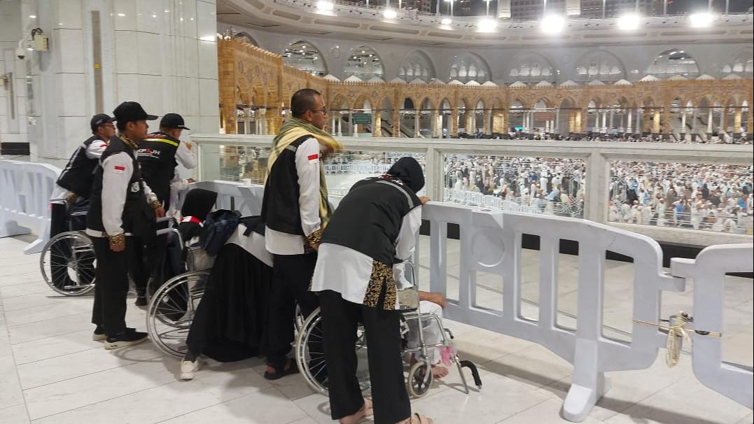 Petugas haji mendapingi para jemaah menjalankan ibadah haji di Masjidil Haram, Makkah, Arab Saudi, pada keberangkatan haji tahun 2024. Foto: Kemenag