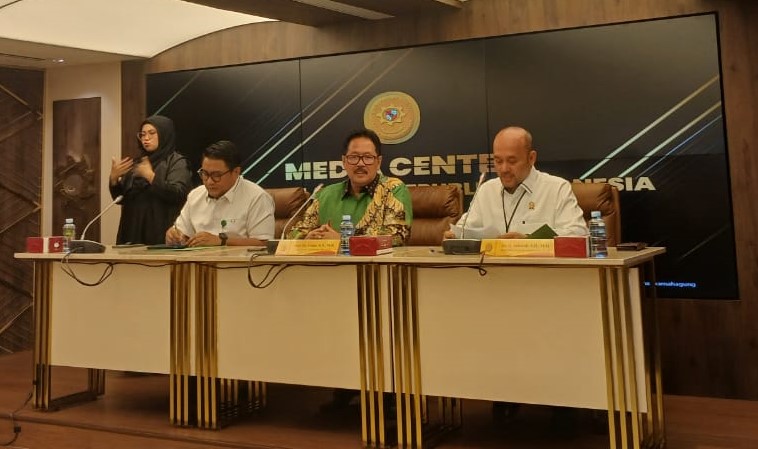 Juru Bicara MA RI Yanto saat membacakan pernyataan sikap MA RI terkait kasus suap Ketua PN Jaksel di Media Center MA RI, Jakarta Pusat, Senin (14/4/2025). (Fakta.com/Hendri Agung)