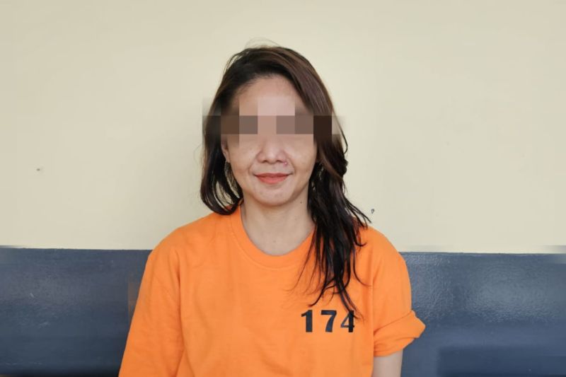 Polres Metro Jakarta Selatan menangkap mantan artis drama kolosal, Sekar Arum Widara (41) karena diduga edarkan uang palsu Rp223 juta. (ANTARA/HO-Polres Metro Jakarta Selatan)