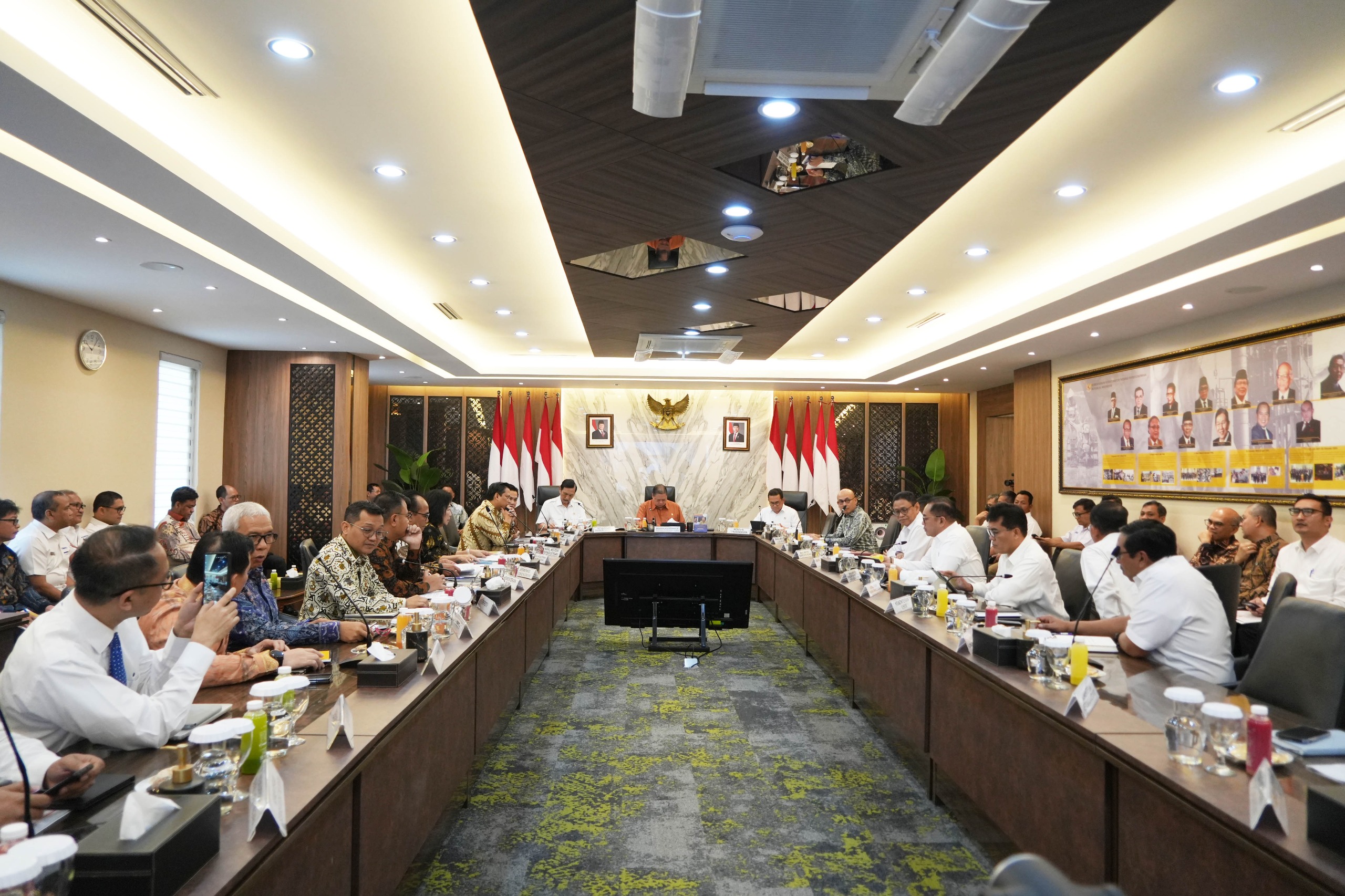 Menko Perekonomian, Airlangga Hartarto pimpin rapat koordinasi teknis terbatas di Kemenko Perekonomian, Jakarta, Senin (14/4/2025). (Dok. Kemenko Perekonomian)