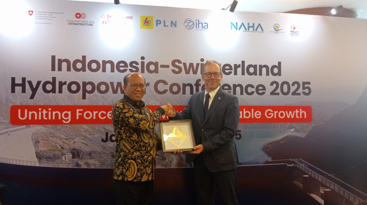 Duta Besar Swiss untuk Indonesia, Oliver Zehnder (kanan), dalam acara Indonesia-Swiss Hydropower Conference 2025 di Gedung PLN, Jakarta, Selasa (15/4/2025).