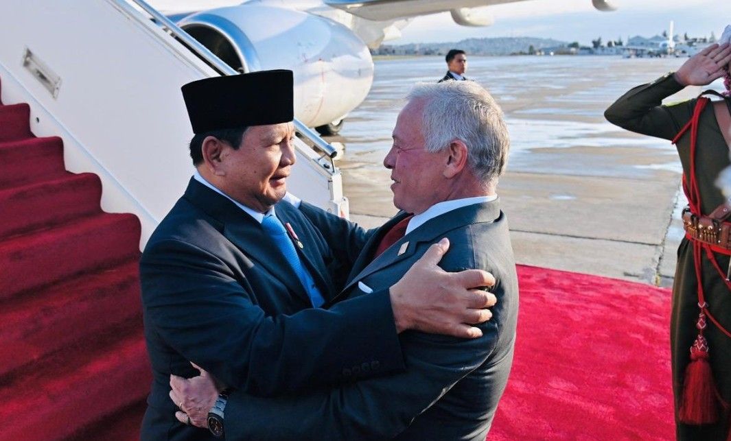 Presiden Prabowo Subianto tiba di Bandar Udara Militer Marka, Amman, Yordania disambut langsung oleh Raja Abdullah II, pada Minggu, 13 April 2025 Foto: BPMI Setpres/Cahyo