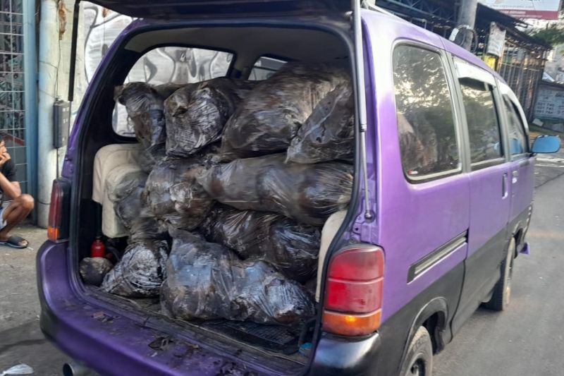 Kendaraan berisi sampah kelapa yang diamankan petugas saat hendak melakukan pembuangan di pinggir jalan wilayah Ciledug Kota Tangerang. (Pemkot Tangerang)