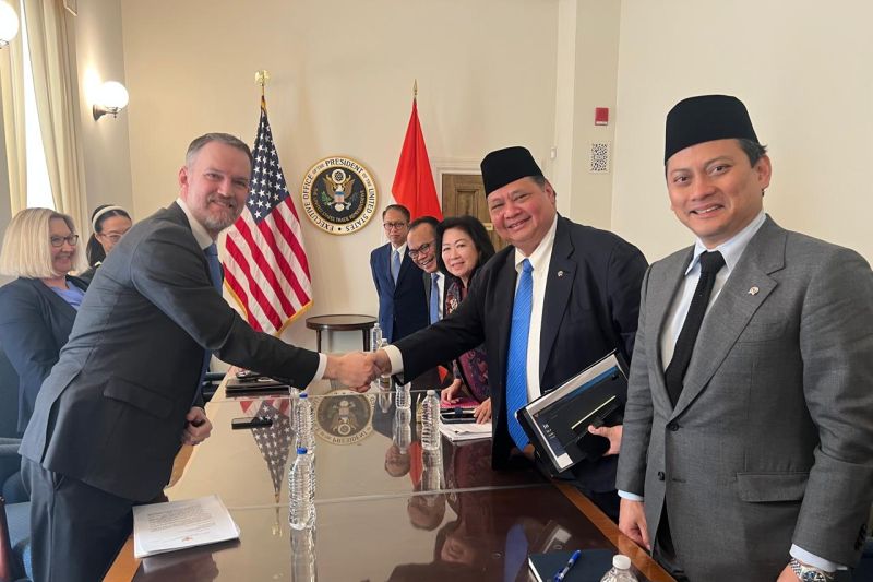 Menteri Koordinator Bidang Perekonomian Airlangga Hartarto berjabat tangan dengan Wakil Dagang AS (USTR), Jamieson Lee Greer, di Amerika Serikat. ANTARA/HO-Kemenko Perekonomian